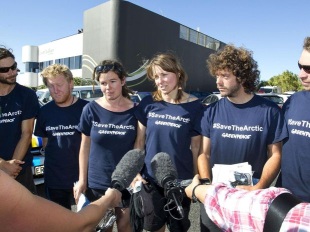 Lucy Lawless en el centro junto con los otros activistas de Greenpeace
